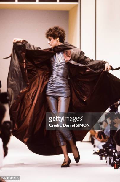 Le top model Inès de la Fressange défile pour Chanel en juillet 1985 à Paris, France.