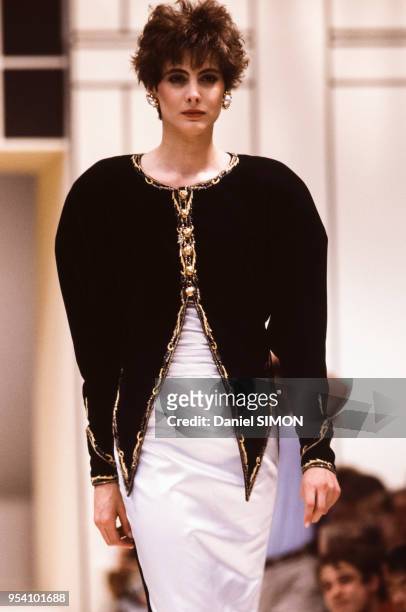 Le top model Inès de la Fressange défile pour Chanel en juillet 1985 à Paris, France.