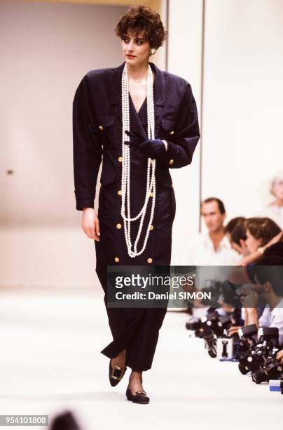 Inès de la Fressange défile pour Chanel en juillet 1985 à Paris, France.