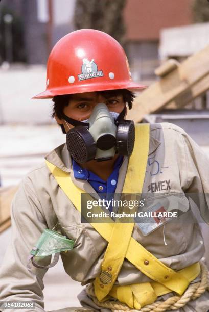 Secouriste pendant les opérations de recherche de victimes du tremblement de terre meurtrier en septembre 1985 à Mexico, Mexique.