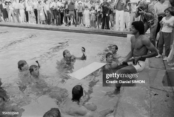 Yannick Noah et Henri Leconte célèbrent leur victoire au champagne dans une piscine lors de la Coupe Davis à Aix-en-Provence le 30octobre 1982,...