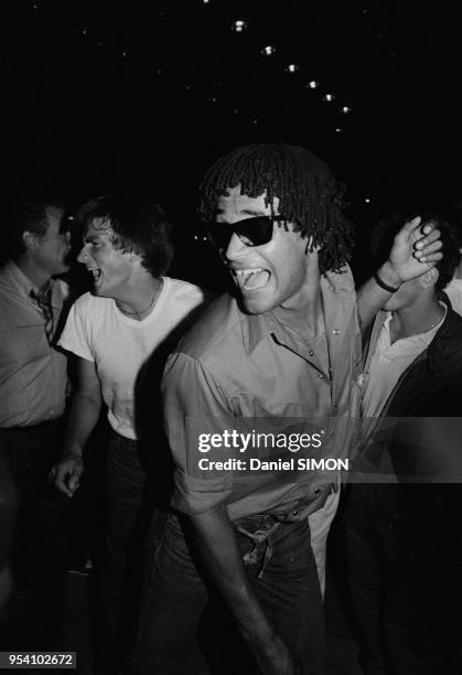 Yannick Noah célèbre sa victoire en Coupe Davis dans une discothèque d'Aix-en-Provence le 4 octobre 1982, France.