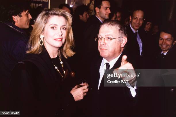 Catherine Deneuve en compagnie de Michel Charasse lors d'une première en décembre 1990 à Paris, France.