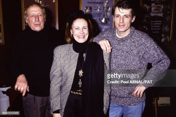 Lambert Wilson avec son père Georges et sa mère Nicole lors d'une soirée en février 1991 à Paris, France.