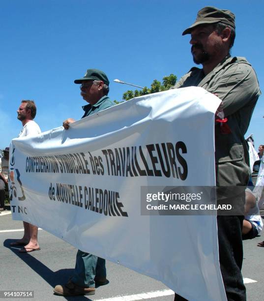 Des membres de la Confédération syndicale des travailleurs de Nouvelle-Calédonie bloquent la voie rapide d'accès à la ville, le 24 novembre 2005...