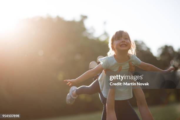 katarina-novakova-2017-05-18-voderady-park, , sofia-novakova-2017-05-18-voderady-park - happy family grass stock-fotos und bilder