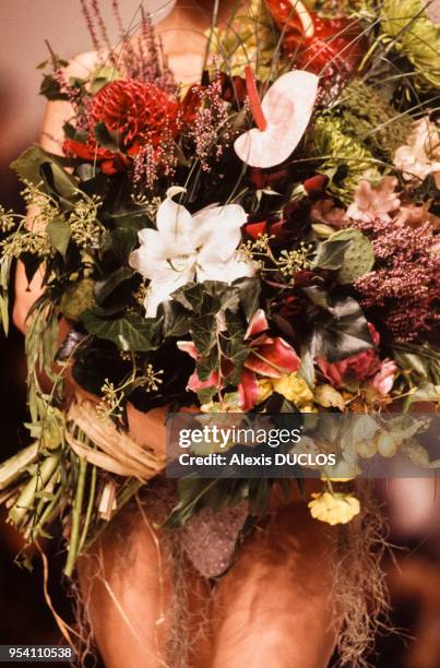 Détail d'un modèle de la styliste Vivienne Westwood et bouquet de fleurs lors des défilés Prêt-à-Porter Printemps-Eté 1995 en octobre 1994 à Paris,...