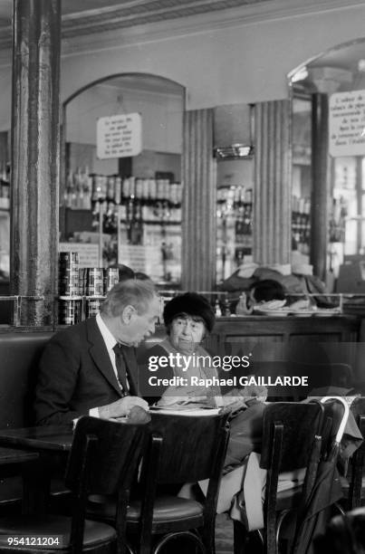 Roger Viollet et sa femme prennent le petit déjeuner au Café de Flore à Paris en décembre 1986, France.