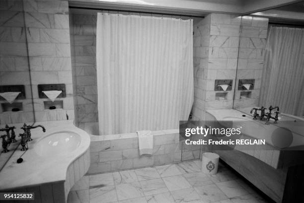 Une salle de bain de L'Hotel George V à Paris le 12 novembre 1986, France.