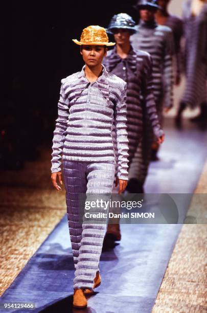 Défilé Issey Miyake collection Prêt-à-Porter Automne-Hiver 1994-1995 en mars 1994 à Paris, France.