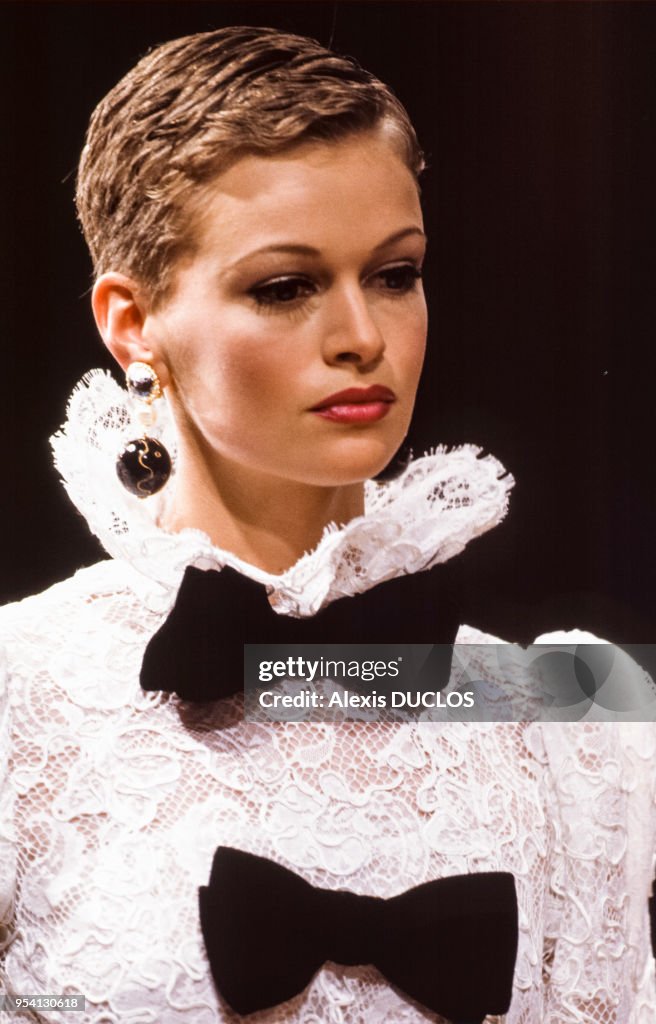 Défilé Yves Saint Laurent Haute Couture Automne-Hiver 1993-1994 en ...