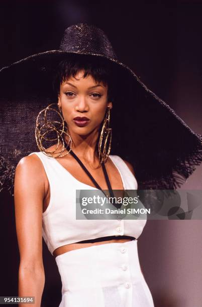 Tyra Banks présente un modèle Lanvin, collection Prêt-à-Porter Printemps-Eté 1994 le 11 octobre 1993 à Paris, France.