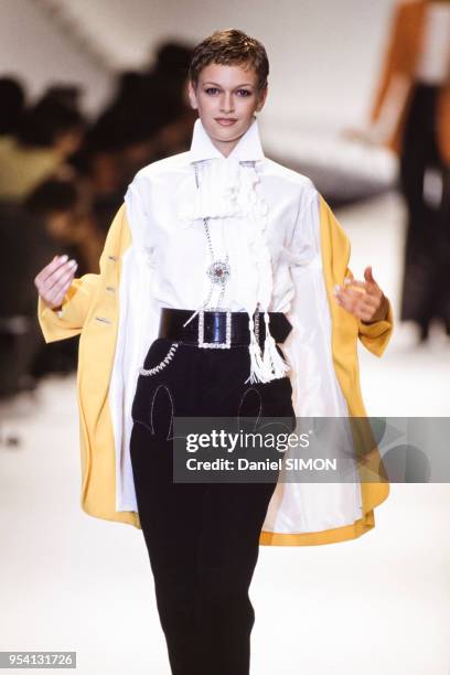 Défilé Dior, collection Prêt-à-Porter Printemps-Eté 1994 le 11 octobre 1993 à Paris, France.