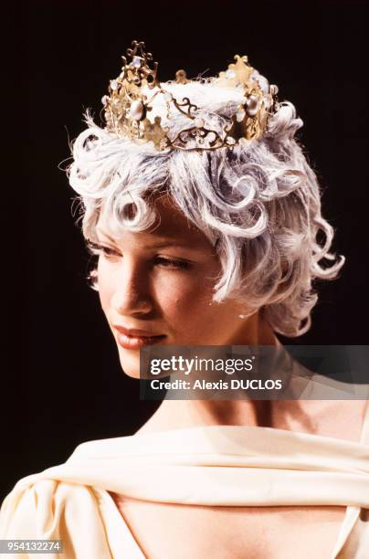 Un top model présente une coiffure avec diadème lors du défilé John Galliano, collection Prêt-à-Porter Printemps-Eté 1994 le 9 octobre 1993 à Paris,...