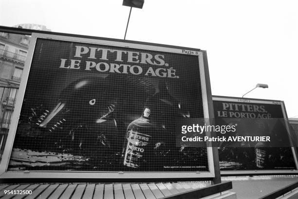 Affiche publicitaire pour une marque de Porto à Paris le 2 novembre 1983, France. L'oeil de l'espadon est en or pur et a nécessité 10 kg de ce métal...