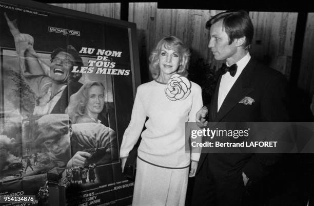 Michael York et son épouse Pat York à la 1ère du film 'Au nom de tous les miens' à Paris le 9 novembre 193, France.