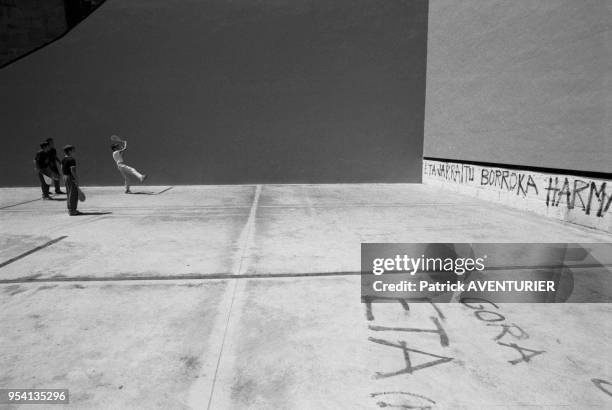 Joueurs de Pelota à Bayonne au Pays Basque en juillet 1986, France.