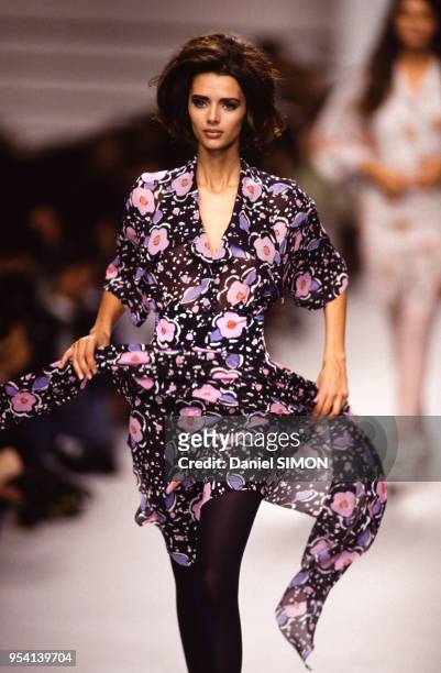 Le mannequin Heather Stewart-Whyte lors du défilé Karl Lagerfeld collection Prêt-à-porter Printemps-Eté 1992 en octobre 1991 à Paris, France.