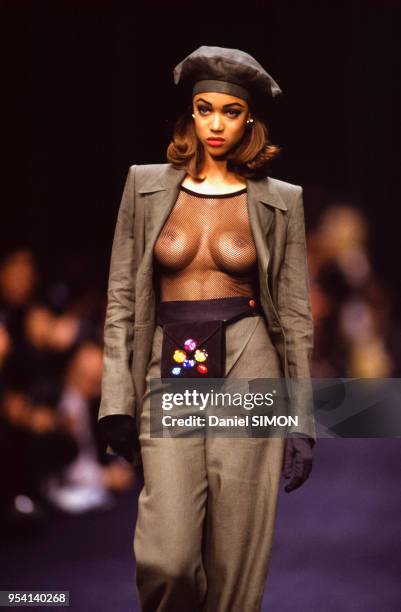 Tyra Banks porte un haut transparent laissant apparaître la poitrine lors du défilé Sonia Rykiel collection Prêt-à-porter Printemps-Eté 1992 en...