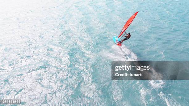 luchtfoto van windsurfen - windsurf stockfoto's en -beelden