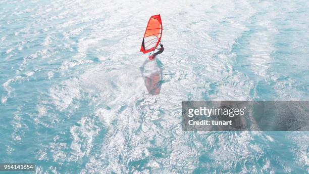 luftaufnahme des windsurfens - alacati stock-fotos und bilder