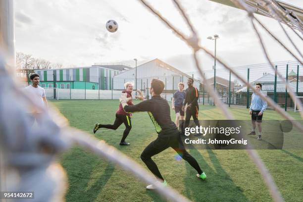 gardien de but attraper la balle au match de football - faire une tête photos et images de collection