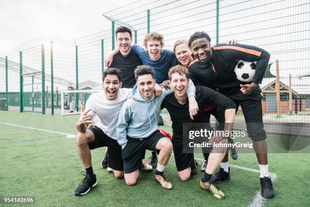 amis de l’équipe portrait avant kickabout de football - amitié masculine photos et images de collection
