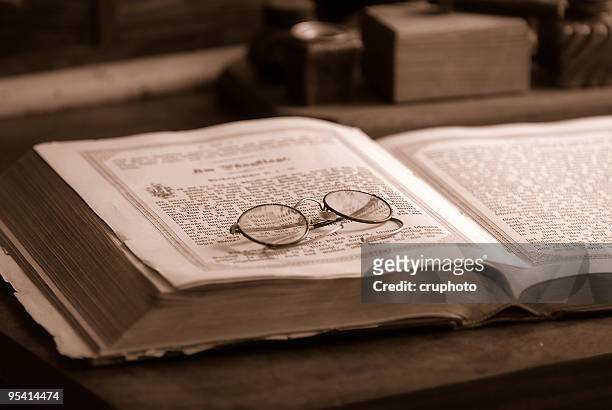 old book with an antique reading glasses - old book 個照片及圖片檔