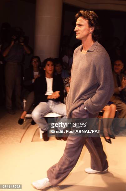 David Ginola lors du défilé Nino Cerruti, Prêt-à-Porter Homme, collection Printemps-été 1996 à Paris en juillet 1995, France.