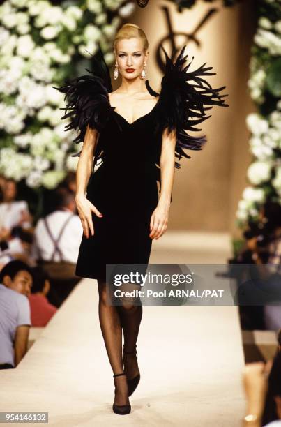 Karen Mulder au défilé Yves Saint-Laurent, Haute-Couture, collection Automne-Hiver 1995-96 à Paris en juillet 1995, France.