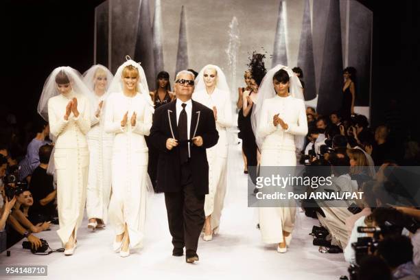 Karl Lagerfeld et ses mannequins lors du défilé Chanel, Haute-Couture, collection Automne-Hiver 1995-96 à Paris en juillet 1995, France.