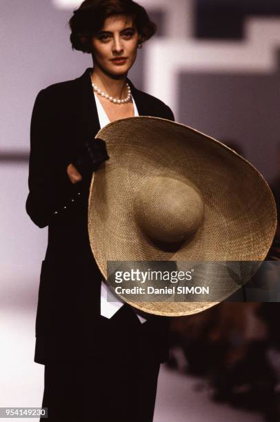 Inès de la Fressange lors du défilé Chanel collection Prêt-à-Porter Printemps-Eté 1989 en octobre 1988 à Paris, France.