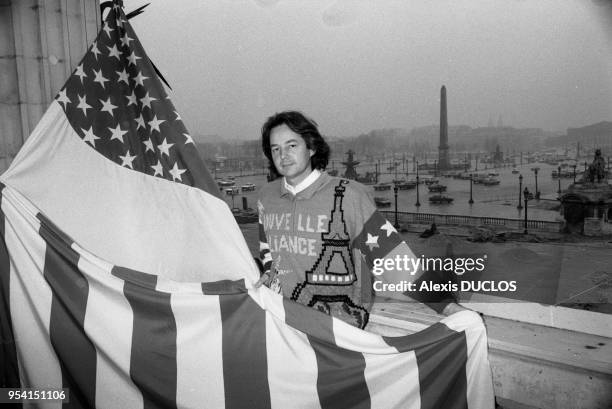 Le drapeau de la Nouvelle Alliance conçu par Gonzague Saint-Bris pour célébrer l'amitié franco-américaine présenté à l'amabssade des Etats-Unis le...