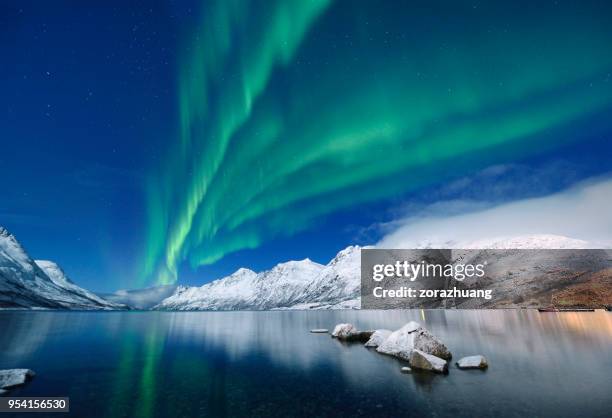 groen poollicht op jokulsarlon, tromsø, noorwegen - fjord stockfoto's en -beelden