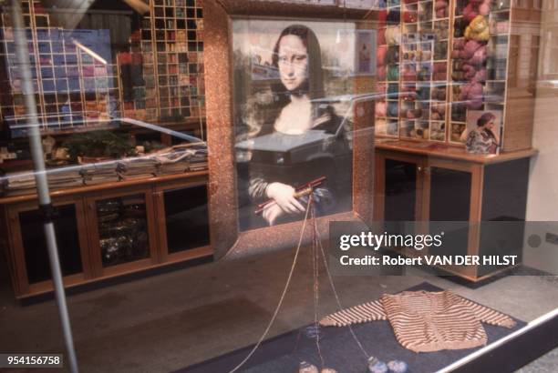 Une reproduction de la Joconde de Vinci dans la vitrine d'une boutique de pelotes de laine, à Milan, Italie.