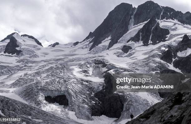 Le glacier de la Pilatte, au sommet des Bans dans le massif des Ecrins dans les Alpes en août 1986 en France.