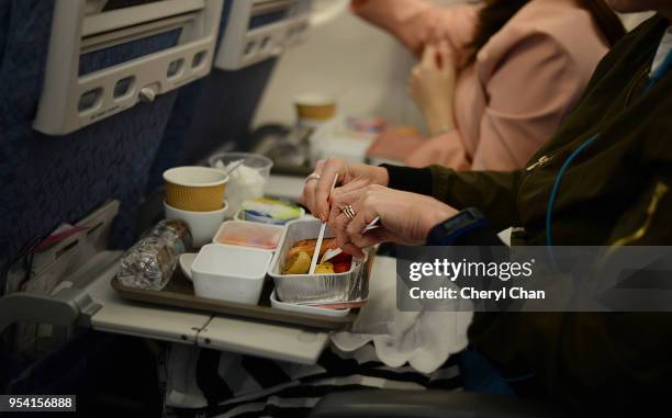 in flight meal - enjoying breakfast - ekonomiklass bildbanksfoton och bilder