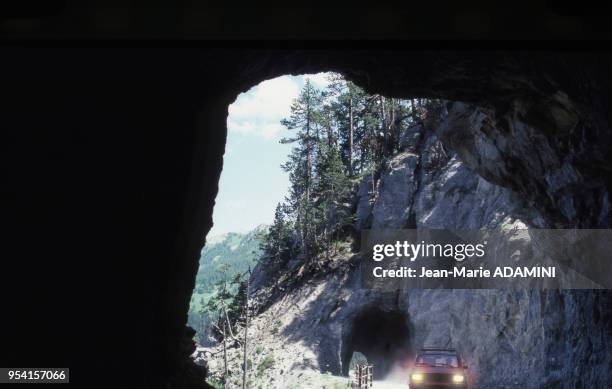 Passage escarpé sous la roche appelé 'La mauvaise passe' sur la route du Col de l'Echelle dans les Alpes en juillet 1986 en France.