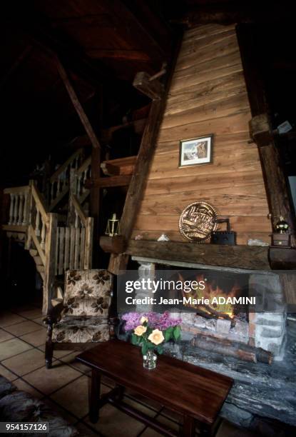 Cheminée traditionnelle dans un châlet en juin 1985 en France.