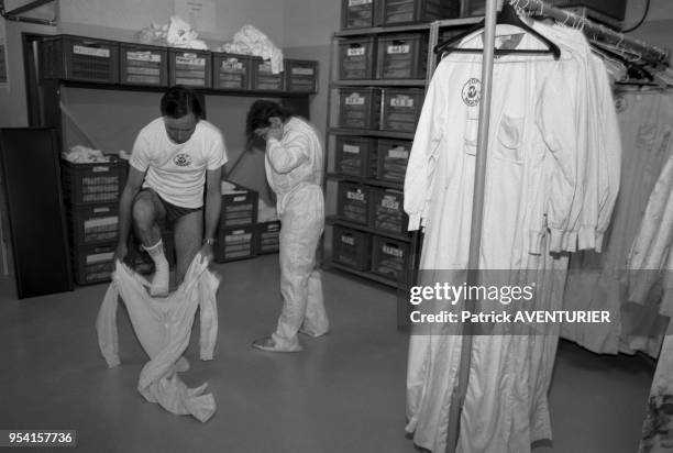 Employés dans les vestiaires du réacteur N°1 de la centrale nucléaire de Nogent-sur-Marne en novembre 1988, France.