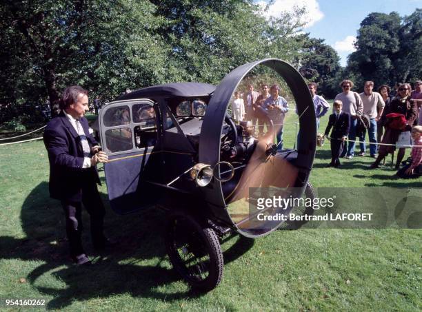 La Leyat Hélica de 1922, modèle de voiture à hélice exposé au parc de Bagatelle, circa 1990, à Paris, France.