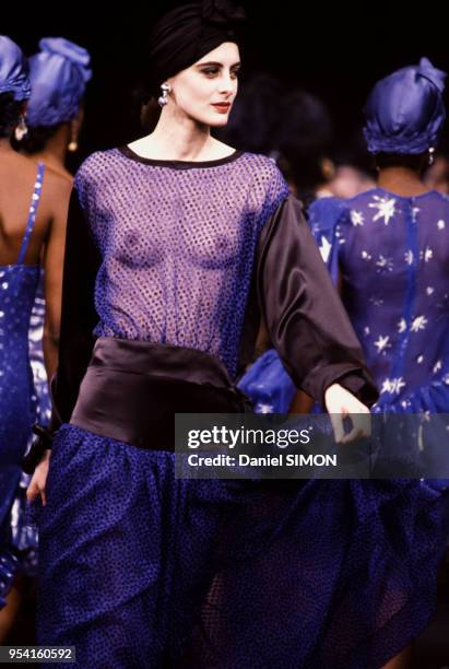 Modèle transparent laissant apparaître la poitrine présenté par le top model Inès de la Fressange lors du défilé Sonia Rykiel en octobre 1982 à...