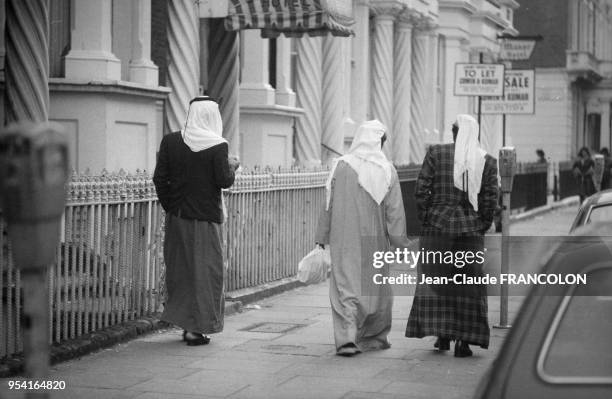 Touristes arabes en tenue traditionnelle dans une rue de South Kensington en octobre 1976 à Londres, Royaume-Uni.