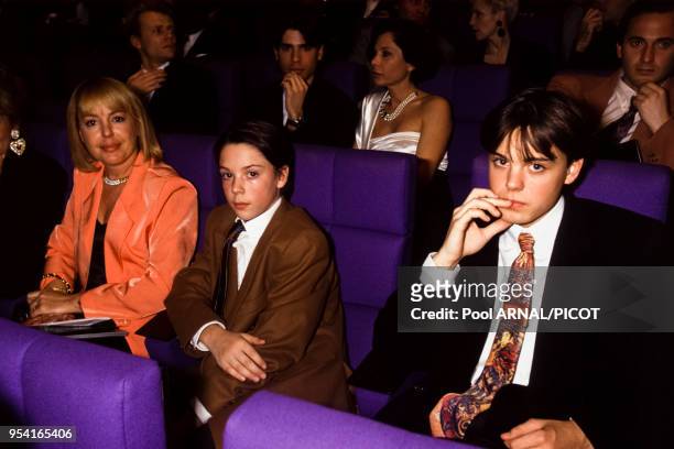 Davy Sardou et Romain Sardou avec leur mère Elisabeth, dite Babette Sardou, lors d'une soirée en janvier 1992 à Paris, France.