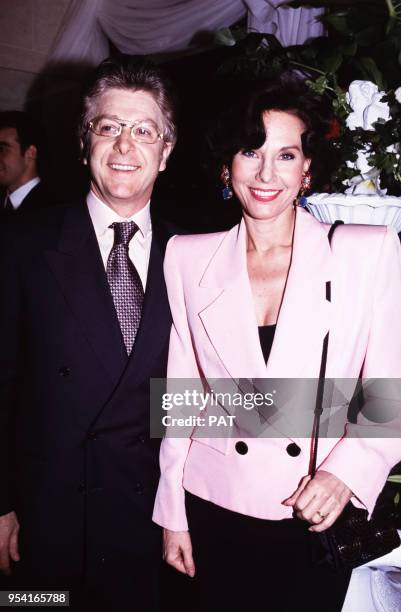 La présentatrice Denise Fabre et son époux Francis Vandenhende lors d'une cérémonie en juin 1993 à Paris, France.
