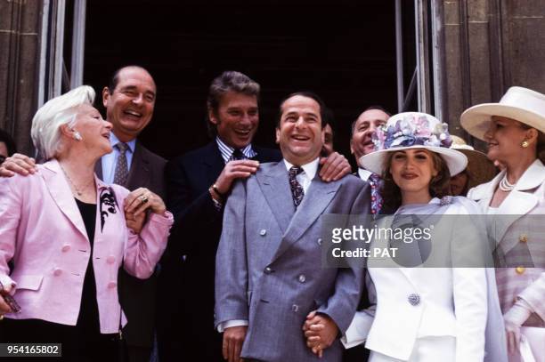Line Renaud, Jacques Chirac, Johnny Hallyday lors du mariage de Paul-Loup Sulitzer et Delphine Jacobson en juin 1993 à Paris, France.
