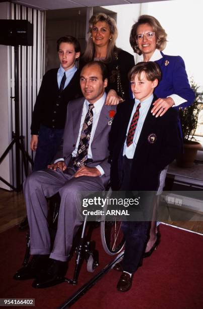 Ancien pilote automobile Philippe Streiff en famille lors d'une cérémonie en avril 1995 à Paris, France.