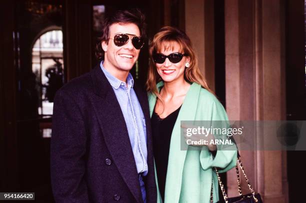 Acteur Jean-Claude Van Damme avec son amie Darcy LaPier en mars 1993 à Paris, France.