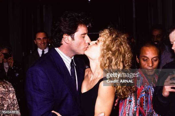 John Travolta embrasse sa fiancée Kelly Preston en septembre 1991 à Paris, France.
