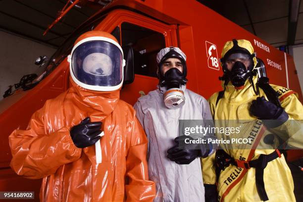 Pompiers en combinaison de protectio contre les risques chimiques à Paris le 10 janvier 1991, France.